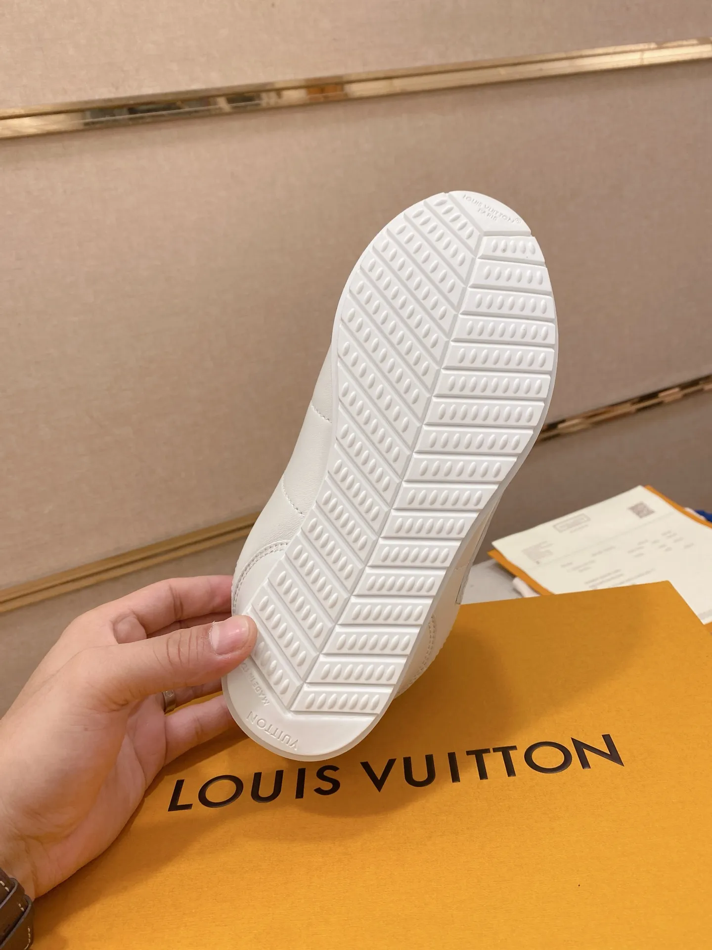 Men's shoes💰: Couple style 700💰LOUIS VUITTON Footint Soccer sneakers‼ ️ The top version, the same sneakers for LV couples. You will look fashionable when you wear them. This Footint Soccer sneaker was unveiled in the 2025 spring and summer series fashion show. The tongue is embellished with the Lvers United badge inspired by the football team. The rubber sole of the foot is decorated with multiple Louis Vuitton logos. The original latest packaging. Fabric: original imported cowhide. Lining: original imported breathable mesh. Foot pad: original injection molding pad. Outsole: original molded T combination outsole. Size: 35-45.
